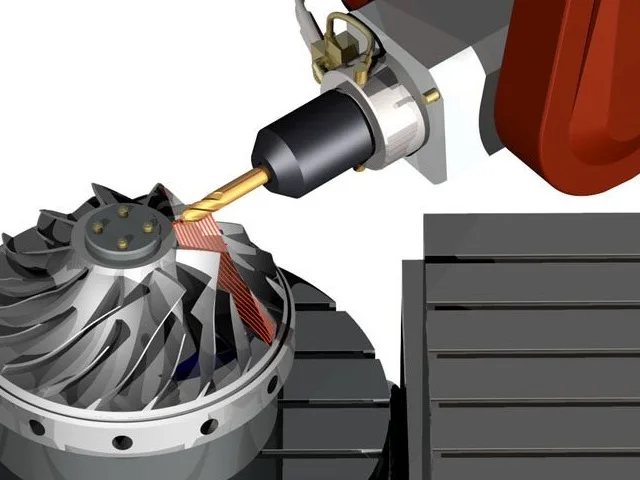 Szakember CAM-szoftverben tervezi meg a szerszámpályát a számítógépen